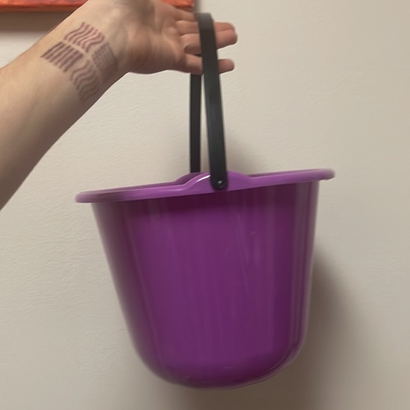Plastic Halloween Bucket Trick or Treat - Picture 3 of 7